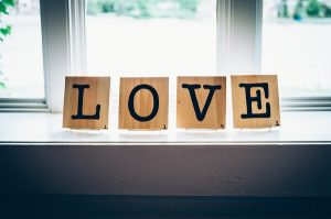 Houten letters love