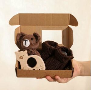 3-delige Baby cadeau set Little Bear - beer - hout - haken - bijtring - rammelaar - babyslofjes - kraamcadeau