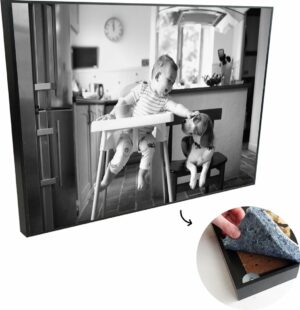 Akoestische Panelen - Geluidsisolatie - Akoestisch Wandpaneel - Wanddecoratie - Schilderij - 150x100 cm - Baby in kinderstoel aait een hond - zwart wit - Geluidsdemper - Isolatie platen