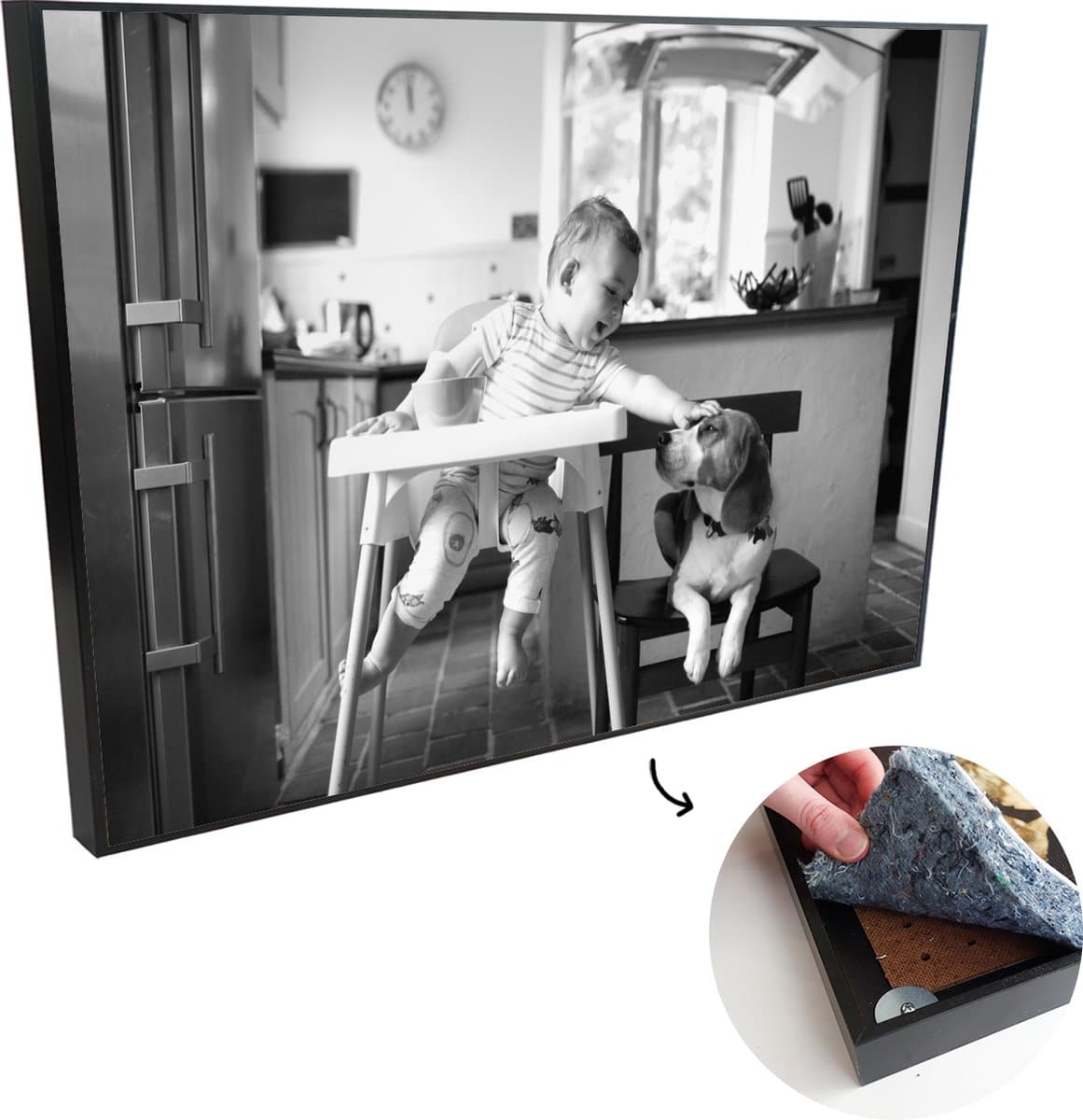 Akoestische Panelen - Geluidsisolatie - Akoestisch Wandpaneel - Wanddecoratie - Schilderij - 150x100 cm - Baby in kinderstoel aait een hond - zwart wit - Geluidsdemper - Isolatie platen