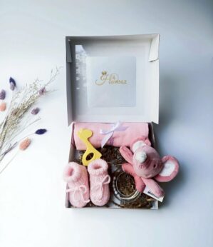 Kraamcadeau voor meisjes - Tiamo - Baby rammelaar - Baby bijtring - Babybox - Baby cadeau - Babyversorging - Hydrofiel doek - Babyshower - Geboortecadeau - Babyspeelgoed - Baby kado - Babypakket - Babygeschenkset