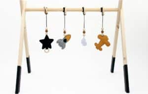 Skodie - Babygym hout - Geel / Grijs - Houten speelgoed - Speelboog - Cadeauverpakking