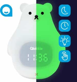 Qlokkie - Luna de Beer - Slaaptrainer kinderen - Kinderwekker - Slaapwekker kinderen - Nachtlampje - Geluidloos - Oplaadbaar
